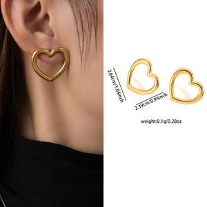Venta al por mayor de las mujeres de moda 18K chapado en oro de acero inoxidable geométrico Seashell Stud Pendientes impermeable con perla de imitación - Product Image 3