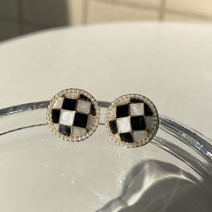 ต่างหูโลหะผสมลายตารางหมากรุกสีดำขาวสไตล์เรโทรเกาหลีประดับมุกและเพชร ดีไซน์ใหม่ทันสมัยอเนกประสงค์ - Product Image 6