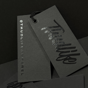 ป้ายแขวนเสื้อผ้ากระดาษสีดำพิมพ์โลโก้ตามสั่ง ดีไซน์ Spot UV ป้ายแขวนกระดาษกำมะหยี่ - Product Image 6