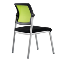 Chaise de formation empilable avec dossier en maille, sans accoudoirs, structure métallique, pour visiteurs, réunions, conférences, séminaires et salles de classe.