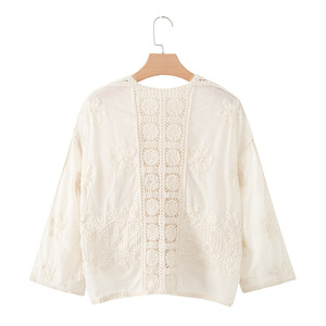 Camicetta Donna Bohemien 2026 Personalizzata con Scollo a V, Dettagli in Pizzo all'Uncinetto e Ricami, Bottoni Frontali, OEM/ODM, Top Casual Elegante Vintage - Product Image 2