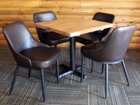 Ensemble table et chaises de restaurant commercial, table à manger carrée en bois avec chaises rembourrées en cuir PU pour mobilier de café et d'hôtel