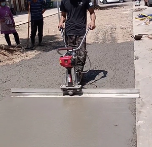 Mesin Bensin, mesin penyemprot semen untuk lantai jalan dengan penggaris Aloi aluminium - Product Image 2