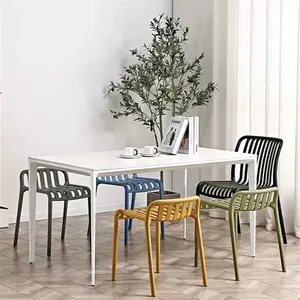 Tabouret de bar moderne en plastique PP léger pour espaces intérieurs - Product Image 2