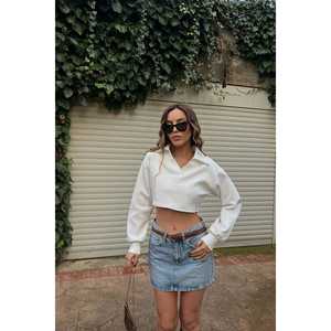 เสื้อครอปท็อปลายดอกไม้สีขาวสไตล์วินเทจ พร้อมโลโก้ ทรงหลวม ความยาวสั้น คอถักผ้าฝ้าย สำหรับฤดูใบไม้ผลิและฤดูร้อน - Product Image 2