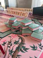 Ensemble de 160 tuiles de mahjong américaines de luxe en acrylique vert et rose avec motifs de fleurs de frangipanier Cabana Lounge
