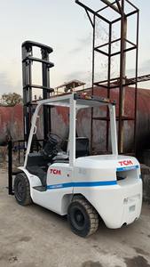 Chariot élévateur diesel d'occasion TCM FD25T3 à 2 étages, mât de 3 m de haut, 2,5 à 15 tonnes, fabrication japonaise, en stock, prix avantageux - Product Image 2