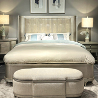 Lit en bois massif sur mesure de luxe avec tête de lit haute, revêtement en cuir de crocodile véritable, mobilier de chambre vintage unique, style manoir