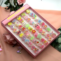 Petites bagues colorées en résine, mignonnes, pour filles, princesse, 18k, amusantes, cadeaux de mariage/fiançailles, Noël, 50 pièces par boîte, nouveau design de dessin animé