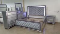 Lit King Size Traditionnel en Bois Rembourré Style Luxe Léger avec Tête de Lit Miroir Capitonnée en Cristal LED et Ensemble de Meubles de Chambre