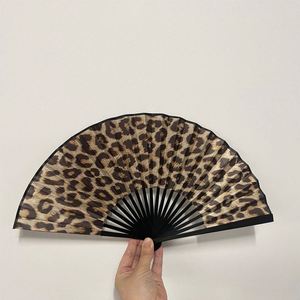 Abanico de Mano de Bambú Premium de 23 cm, Diseño de Leopardo Arcoíris Tallado, Nuevo, Portátil, para Negocios, Música, Fiestas con Estilo Floral - Product Image 5