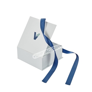 Scatola Regalo Magnetica Bianca Personalizzata a Forma di Libro, Confezione Rigida in Cartone con Chiusura a Nastro per Prodotti di Lusso - Product Image 1
