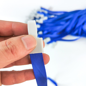 <span class=keywords><strong>Porte</strong></span>-<span class=keywords><strong>badge</strong></span> souple en <span class=keywords><strong>PVC</strong></span> de 15 mm (1,5 cm) avec cordon en polyester pour le cou - Product Image 2