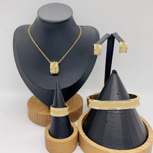 Set di Gioielli Trendy in Acciaio Inossidabile Placcato Oro per Donne Include Collana Orecchini Anello Bracciale per Matrimonio o Uso Quotidiano - Product Image 1