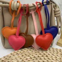 Nouveau Stock en cuir PU en forme de coeur sac pendentif porte-clés clé de voiture décoration breloque et accessoires suspendus pour sac à main et mousquetons