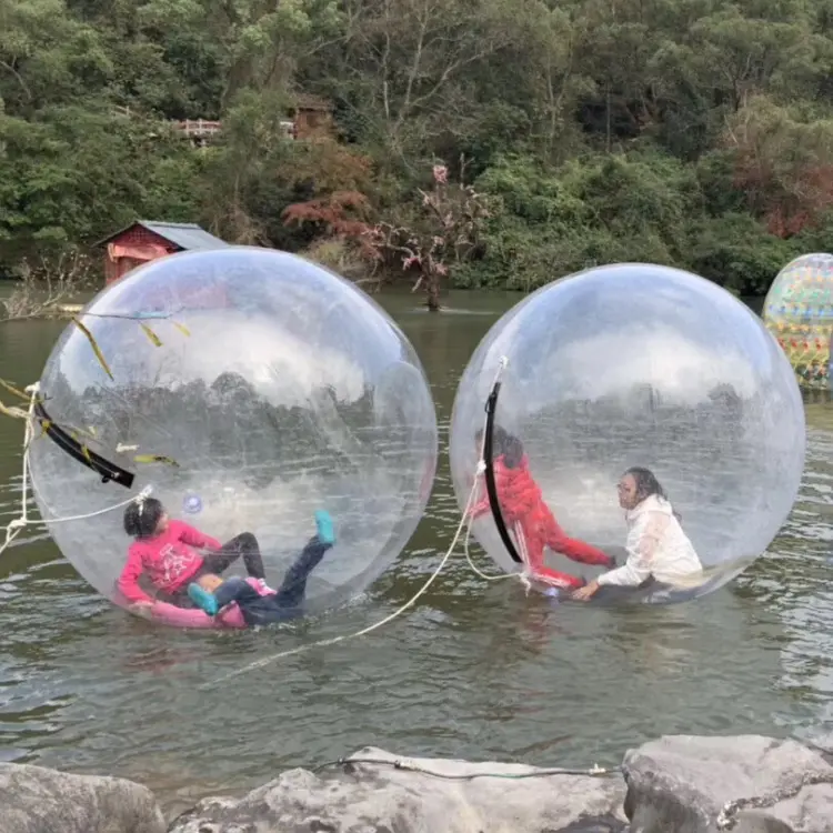 Boule d'eau gonflable transparente en PVC TOP vente marche dans une boule à bulles en plastique sur l'eau