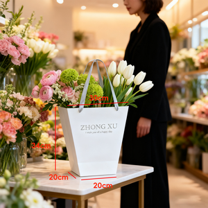 Sac d'emballage cadeau en papier couché trapézoïdal carré personnalisé fleur blanche avec logo fourre-tout en argent chaud imprimé - Product Image 3