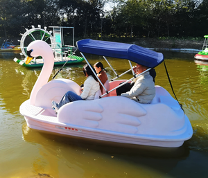 Bateau à pédales d'<span class=keywords><strong>occasion</strong></span> <span class=keywords><strong>4</strong></span> <span class=keywords><strong>places</strong></span> en forme de canard/cygne pour parc aquatique extérieur, en plastique LLDPE, bateau électrique flamant rose, bateau tamponneur de loisirs, vélo aquatique - Product Image 3