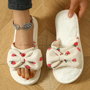 Mules classiques à bout ouvert pour femmes, motif fraise, avec mousse à mémoire de forme douce et antidérapante, pour la plage et l'hiver, compatibles avec la mode printanière - Product Image 2
