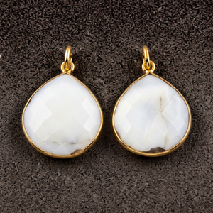 Colgante de ópalo blanco natural en forma de corazón, facetado, con conector de latón. - Product Image 1