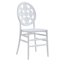 Chaise d'événement en résine dorée avec dossier ajouré à motifs médaillon et pieds à tiges, en plastique moulé imperméable, mobilier de fête