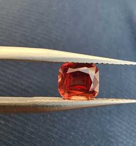 พลอยสปิเนลธรรมชาติทรงคุชชั่น คุณภาพเยี่ยม น้ำหนัก 1.00 กะรัต สีส้มสดใส สะอาดตา สำหรับทำเครื่องประดับตามสั่ง - Product Image 3