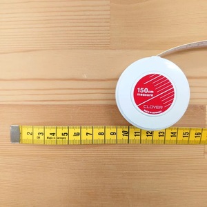 เทปวัดสีโคลเวอร์ 150 ซม. แบบนุ่ม สำหรับงานเย็บผ้า แบบยืดหดอัตโนมัติ - Product Image 3
