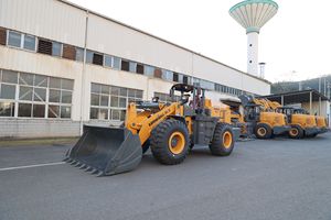 Nueva Cargadora de Ruedas Lonking LG955HRA de Servicio Pesado, Versión de Exportación con Volante a la Derecha para Minería, 5 Toneladas, con Cucharón, Martillo Hidráulico y Tracción 4x4 - Product Image 3