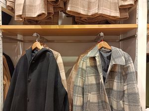 ราวแขวนเสื้อผ้าไม้คุณภาพสูง ชั้นวางโชว์สินค้า <span class=keywords><strong>Uniqlo</strong></span> ชั้นวางโชว์เสื้อผ้าชายหญิงสำหรับร้านค้า - Product Image 3