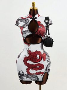 Robe Cheongsam Tendance H0233-2026 – Qipao Moderne à Manches Courtes Imprimé Dragon Chinois, Coupe Ajustée et Découpes Sexy pour Femme - Product Image 6