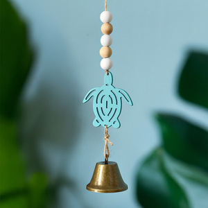 Carillon éolien style méditerranéen en forme d'étoile de mer avec perles en bois et clochettes en laiton pour décoration extérieure, entrée, balcon, à suspendre - Product Image 5