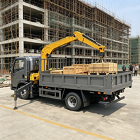 Camion grue HOWO 4x2 de 5 tonnes avec grue à flèche articulée à 3 sections et benne basculante hydraulique pour la construction