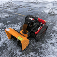 Tondeuse à gazon tout-terrain télécommandée sur chenilles en caoutchouc avec accessoire souffleur à neige