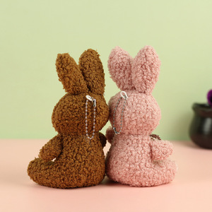 Peluche Coniglio Seduto All'ingrosso, Simpatico, con Orecchie Lunghe e Sciarpa, Imbottito in Cotone PP, Ciondolo per Zaino da Donna, Accessorio per Abbigliamento - Product Image 4