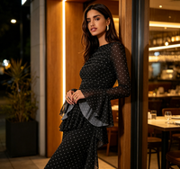 Robe de soirée longue sirène irrégulière en maille noire à pois avec taille froncée et manches évasées à volants pour femme