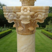 Colonnes sculptées en marbre massif modernes et personnalisées pour une utilisation en extérieur et en intérieur