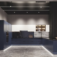 Meubles de cuisine modernes en forme de L, bicolores, en pierre, bleu marine mat et blanc, sans poignées, avec vitrine en verre