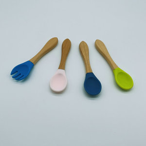 Cucharas de silicona para bebés con mangos de madera, mangos de madera maciza, cucharas suaves, cucharas para comida de bebé con madera de haya, directamente de fábrica. - Product Image 3