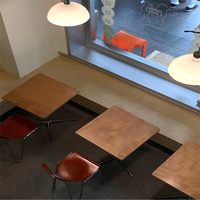 Table de restaurant/bistro commerciale en aluminium en forme de X à 4 étoiles avec plateau en contreplaqué, table ronde ou carrée