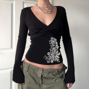 Camiseta de Manga Larga con Cuello en V y Estampado Floral Vintage Gótico Y2K para Mujer, Transpirable, a la Moda, en Oferta, Cómoda, Informal, de Corte Regular - Product Image 1