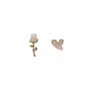 Boucles d'oreilles asymétriques pour femmes, petites et exquises, motif roses blanches, style rétro, accessoires d'amour - Product Image 5