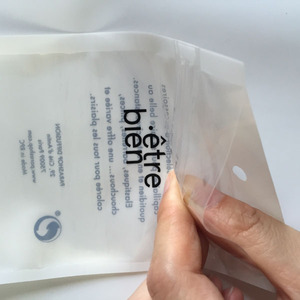 Sachet plastique refermable en PP recyclable avec fenêtre transparente frontale et fermeture éclair, idéal pour accessoires capillaires et emballage carton - Product Image 1