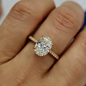 Anello da Donna con Zirconia Cubica Ovale Allungata, Gioiello Nuziale a Quattro Punte - Product Image 3