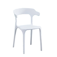 Ventes d'usine Chaise en plastique blanche au design élégant Chaises empilables acceptant la coutume