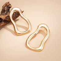 Boucles d'oreilles clous en métal ajouré de forme organique minimaliste pour femmes, grandes boucles d'oreilles tendance et massives, accessoires de mode, bijoux cadeau
