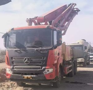 Camion pompe à béton de 43 mètres fabriqué par SANY, produit en novembre 2020, avec cabine rouge d'origine, prix de 618 000 RMB. - Product Image 1