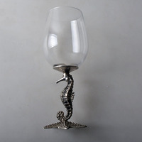 Verre à vin à pied en métal de style classique en forme d'hippocampe