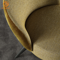 Fauteuil lounge asymétrique moderne en tissus mélangés, fauteuil sculptural beige avec dossier extérieur lisse, mobilier d'appoint de luxe