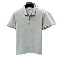 T-shirt à manches courtes pour homme, col uni en heather, bordure contrastante bicolore sur le col et les poignets, fermeture boutonnée, coupe ajustée légère