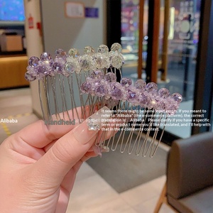 หวีคริสตัลสีม่วงทำมือแบบใหม่ ดีไซน์หวาน ประดับผม ติดผมได้ ใช้สำหรับรวบผม แฟชั่นสวยงาม หวีซี่ถี่ จัดทรงได้ดี - Product Image 4